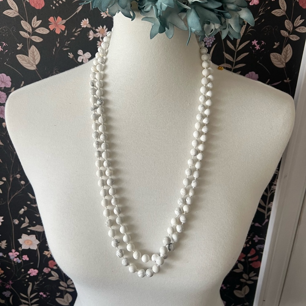 White/grey marbled beaded necklace